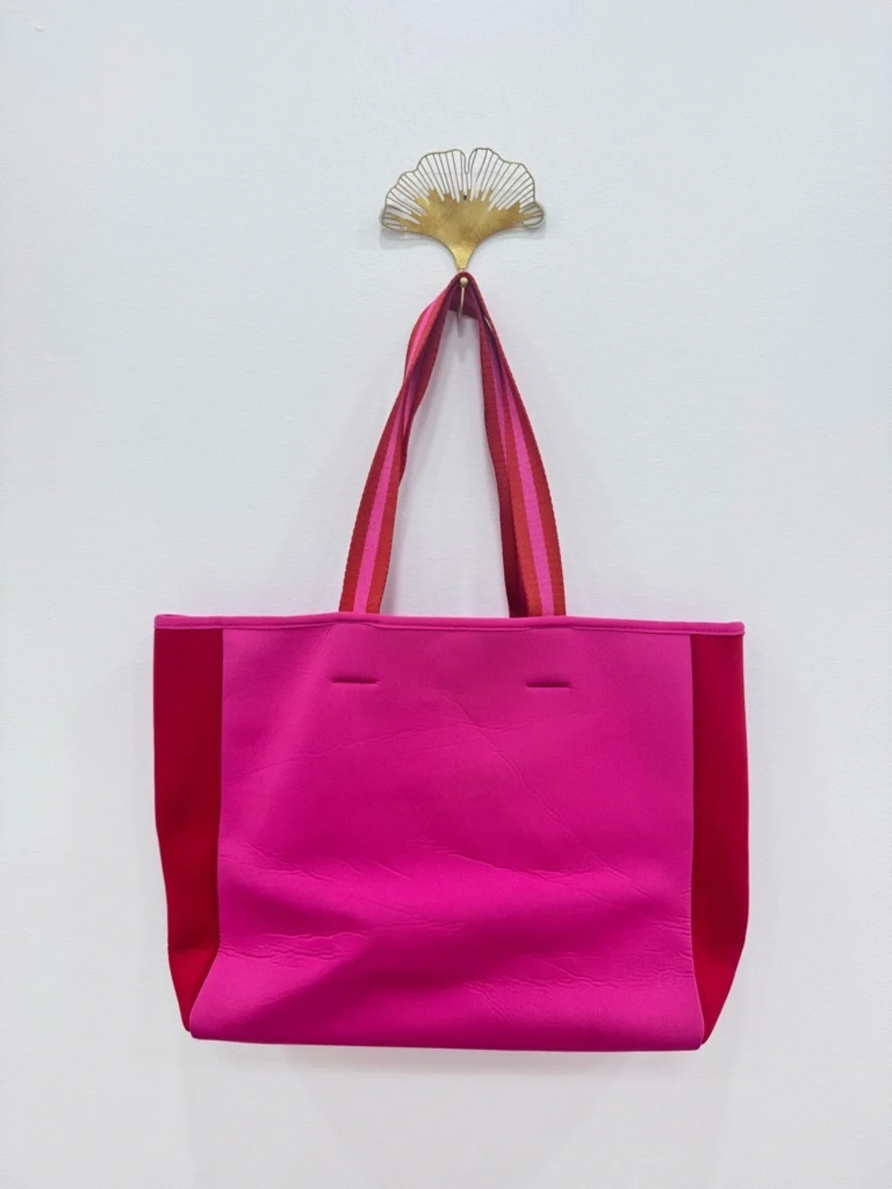 Summersalt Neoprene Beach Bag in Hibiscus and Lava travel boat & tote